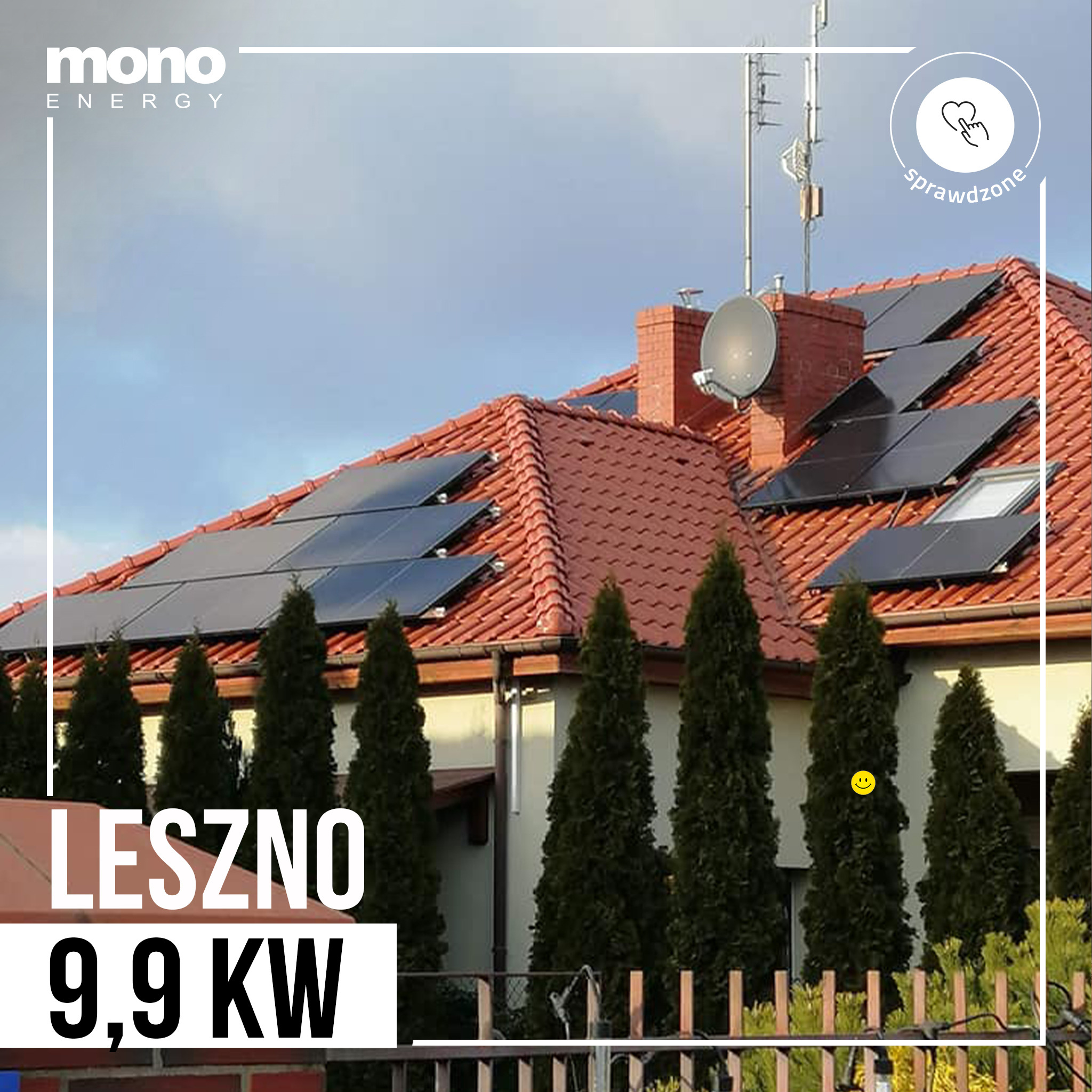 Instalacja paneli słonecznych na dachu domu jednorodzinnego z czerwoną dachówką, widoczna antena satelitarna i logo firmy Mono Energy w lewym górnym rogu, oraz informacja o mocy instalacji 9,9 kW...