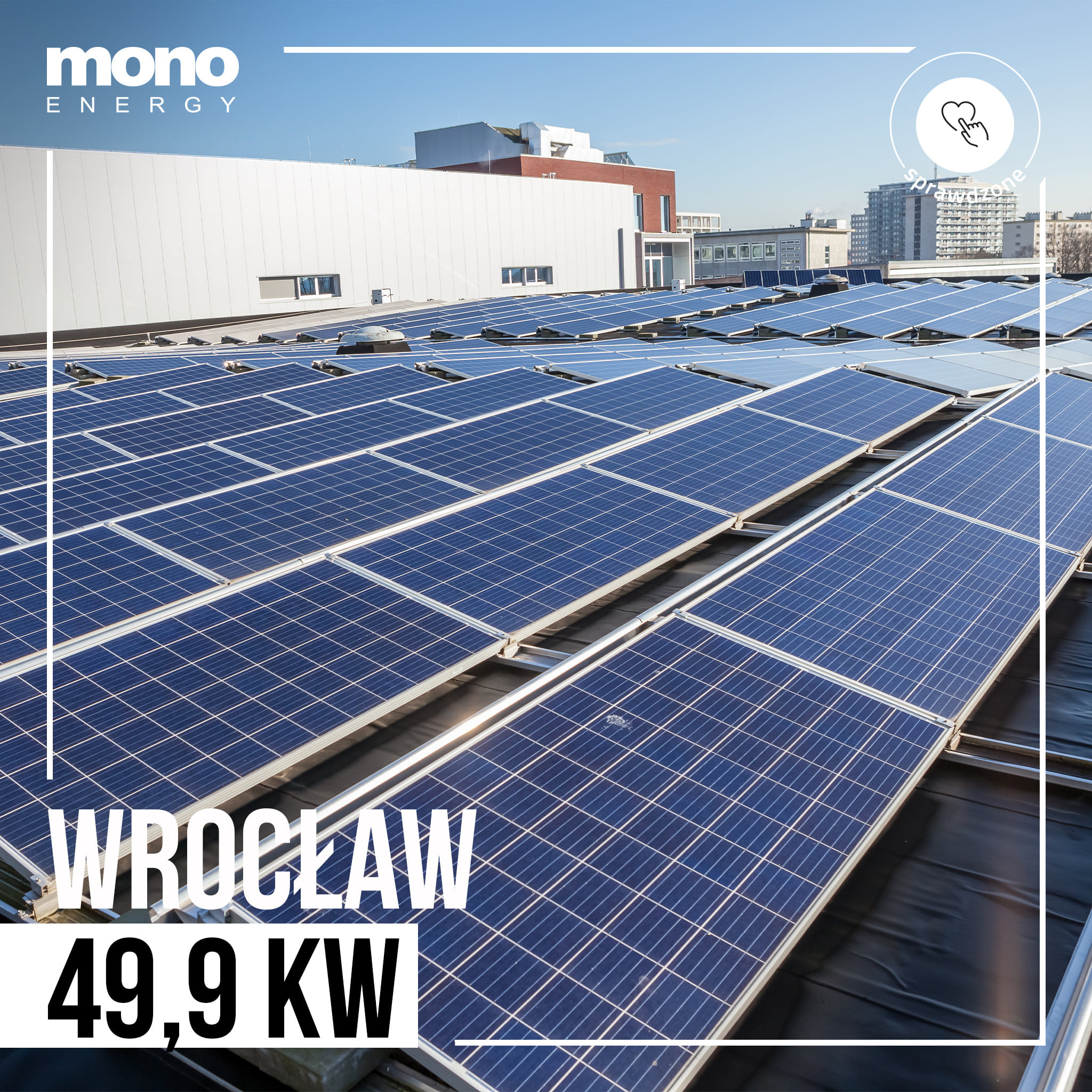 Instalacja fotowoltaiczna o mocy 49.9 kW we Wrocławiu, widok z góry na panele słoneczne na dachu budynku przemysłowego, logo Mono Energy w lewym górnym rogu, znak 'sprawdzone' w prawym górnym rogu.