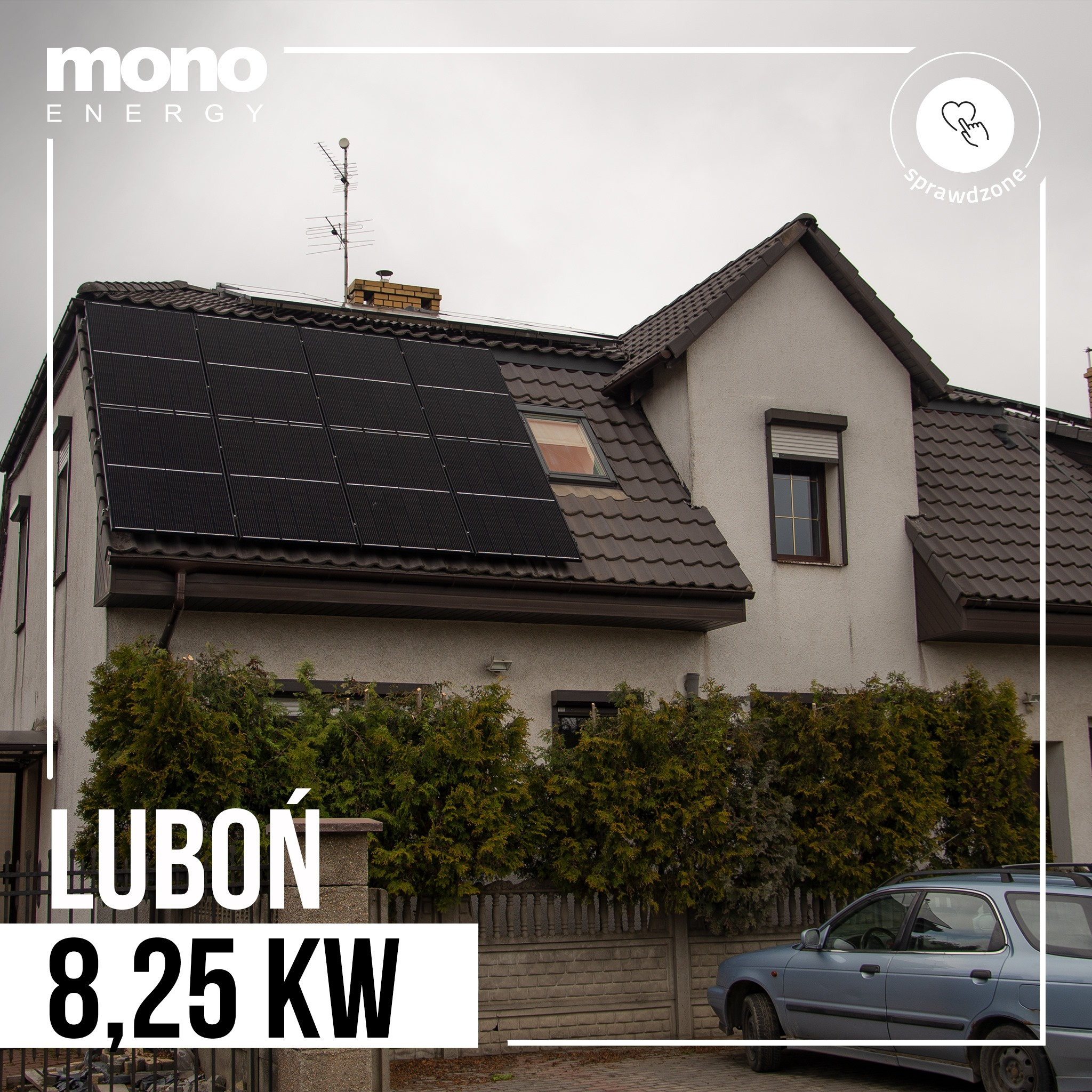 Dom jednorodzinny z panelami słonecznymi na dachu, widoczny napis 'Luboń 8,25 kW' na dolnej części zdjęcia, szara pogoda.