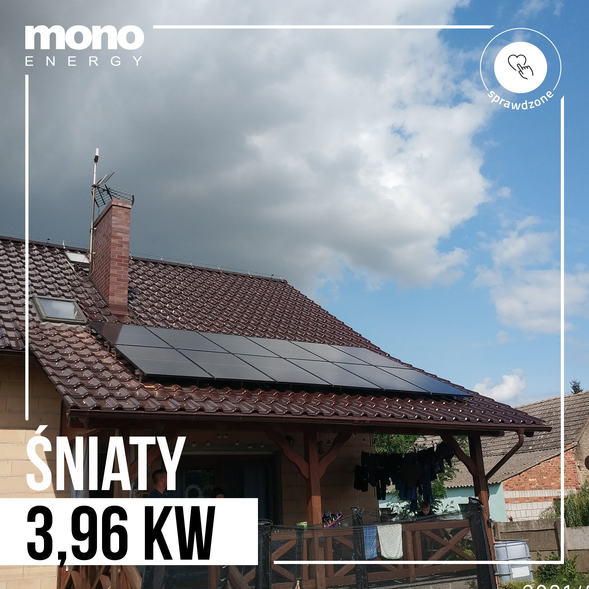 Panele słoneczne na brązowym dachu domu jednorodzinnego z ceglanym kominem i anteną, widoczne logo firmy i oznaczenie 'sprawdzone'.