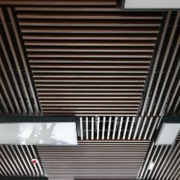 Sufit podwieszany z drewnianych listew i wbudowanym oświetleniem LED, widok z dołu.