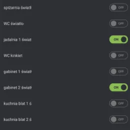 Ekran aplikacji mobilnej do sterowania oświetleniem w domu, z listą pomieszczeń i opcjami włączania/wyłączania światła, widoczne nazwy: salon WC, salon TV, spiżarnia, WC, jadalnia, WC kinkiet...