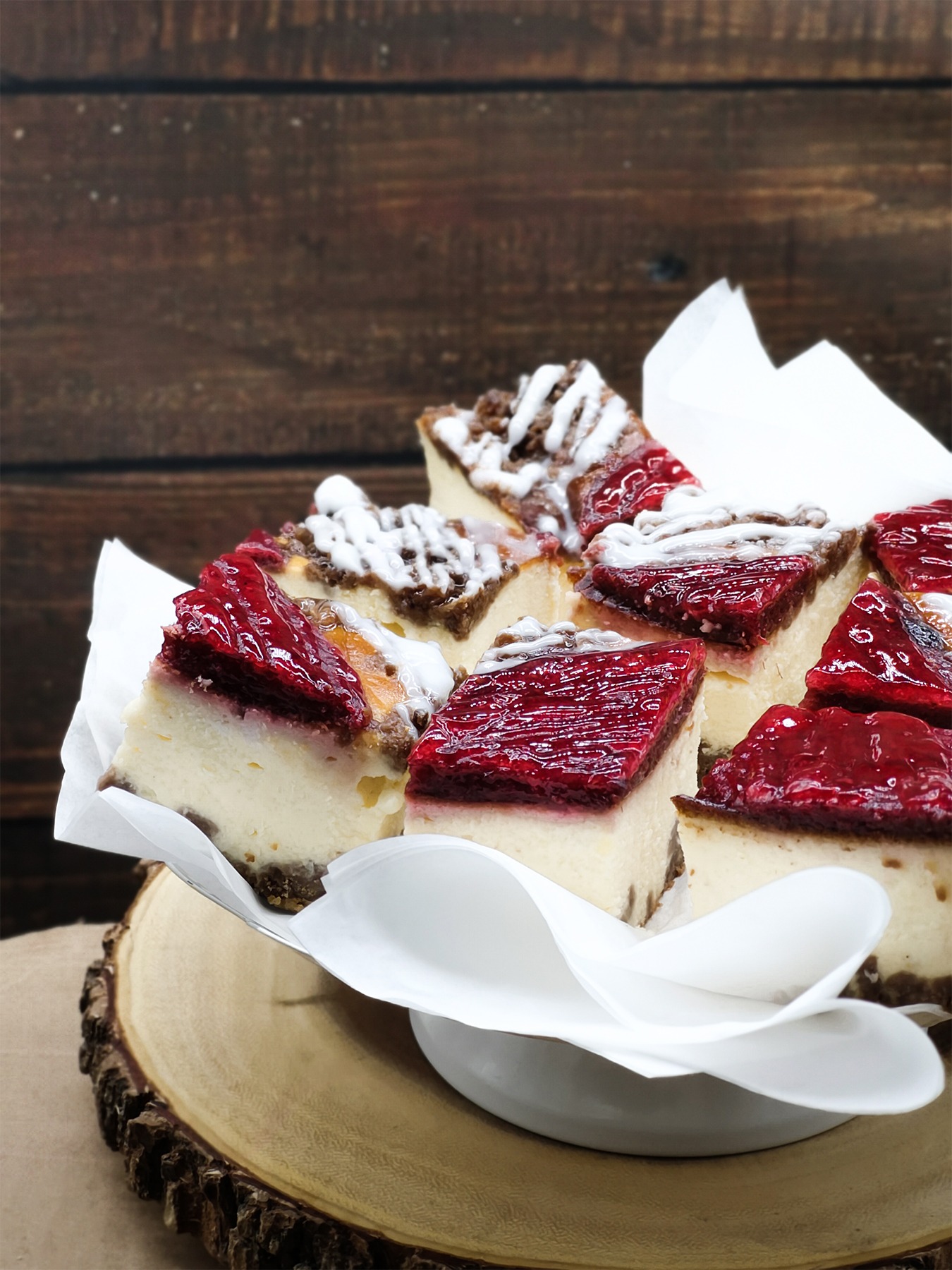 Sernik z musem malinowym