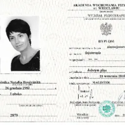 Skan dyplomu ukończenia studiów magisterskich na kierunku fizjoterapia, wydany przez Akademię Wychowania Fizycznego we Wrocławiu, z portretowym zdjęciem absolwentki Dominiki Natalii Brożyńskiej.