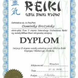 Dyplom ukończenia kursu II stopnia Naturalnego Uzdrawiania Reiki dla Dominiki Brożyńskiej, wydany we Wrocławiu 17.11.2019, podpisany przez Mistrza i Nauczyciela Reiki mgr Krystynę...