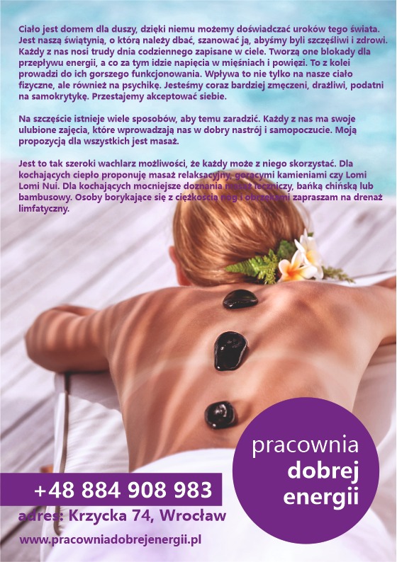 Kobieta leżąca na brzuchu podczas zabiegu z gorącymi kamieniami na plecach, ozdobiona kwiatem plumerii we włosach.