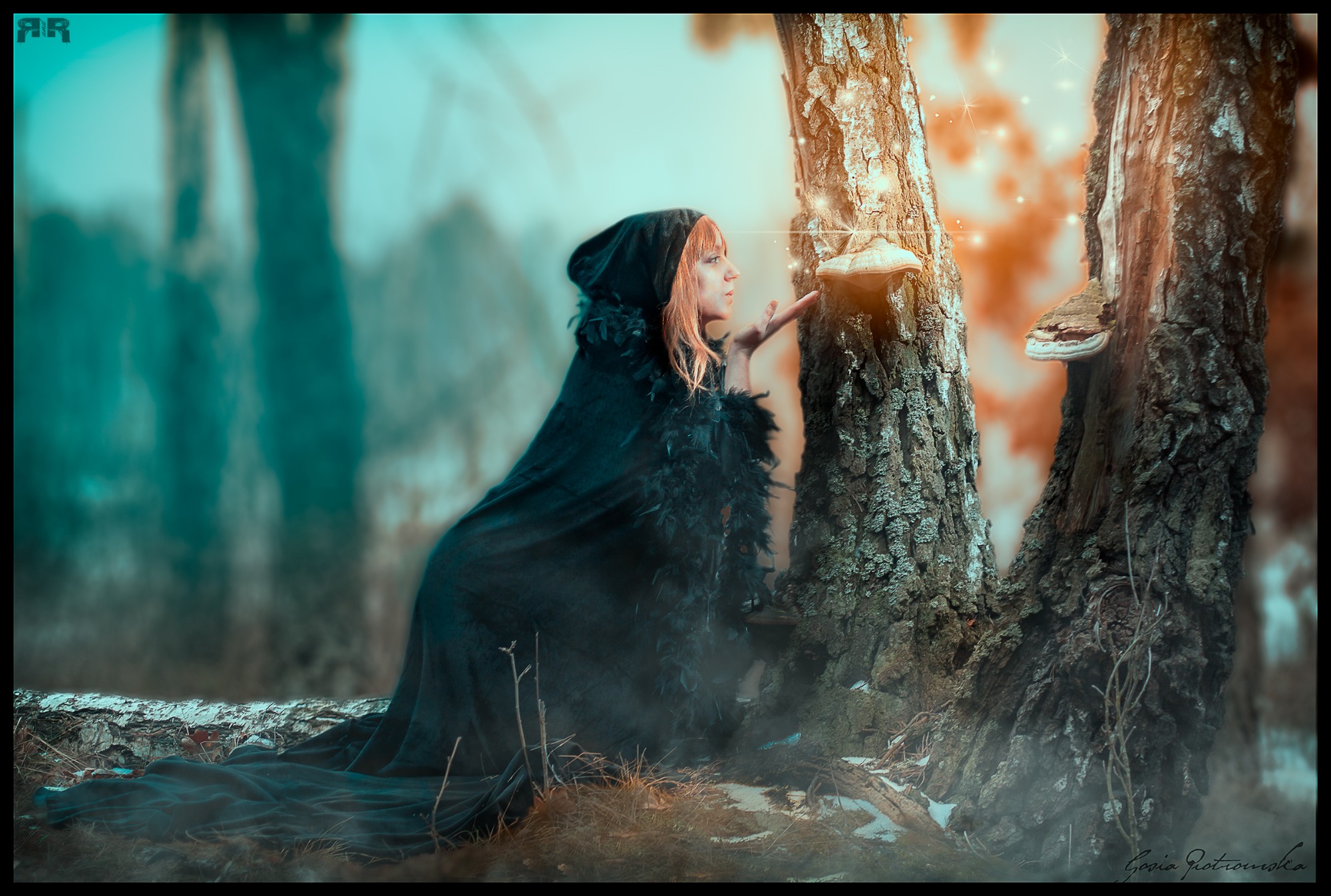 Kobieta w czarnym płaszczu z kapturem, dmuchająca w hubę na drzewie w zalesionym otoczeniu, z efektem świetlnym.