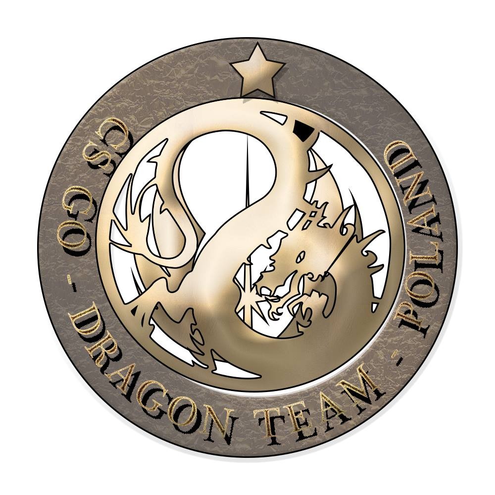 Okrągłe logo w odcieniach złota i szarości przedstawiające stylizowanego smoka wewnątrz okręgu, z napisem 'CS GO - DRAGON TEAM - POLAND' wokół krawędzi i gwiazdą na górze.