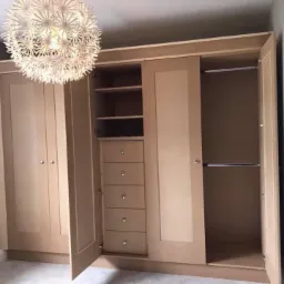 Wykonanie szafy pod wymiar.