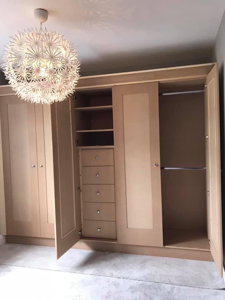 Wykonanie szafy pod wymiar.