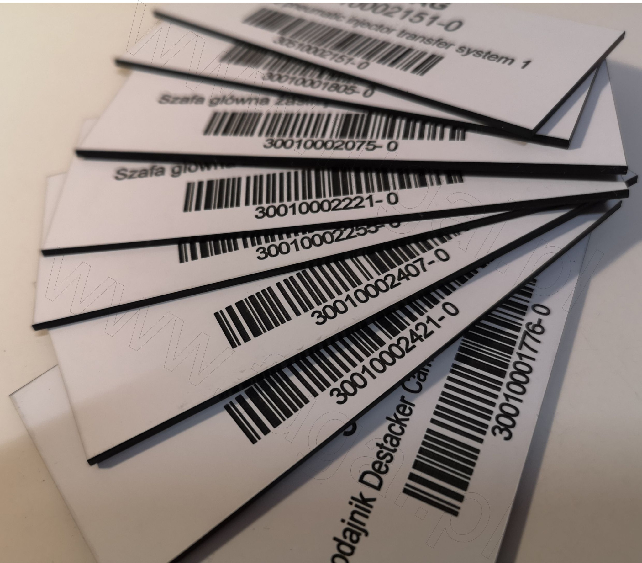 Tabliczki opisowe z kodami kreskowymi