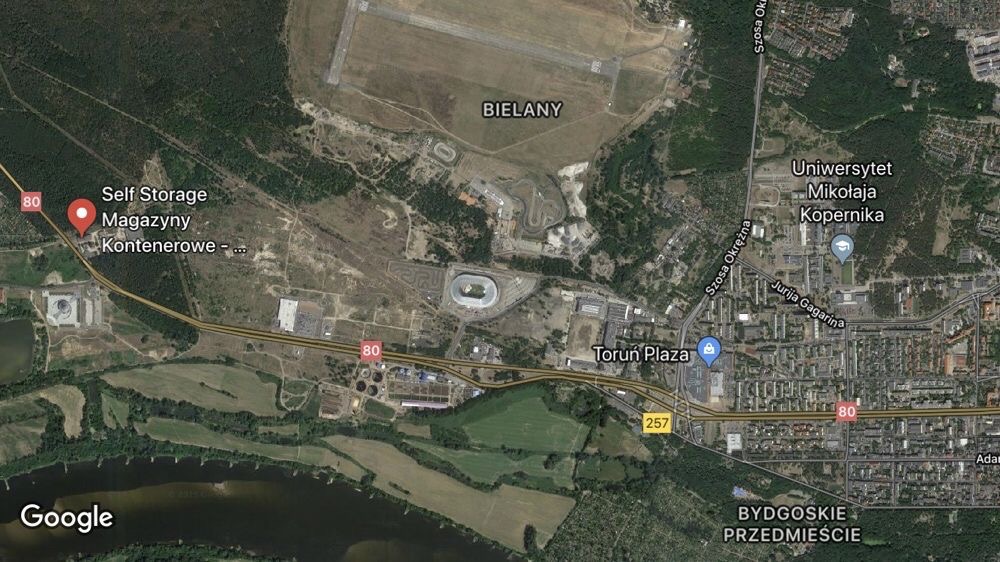 Mapa satelitarna z zaznaczoną lokalizacją magazynów kontenerowych Self Storage w Toruniu, widok z góry na obiekty magazynowe i okoliczną infrastrukturę.