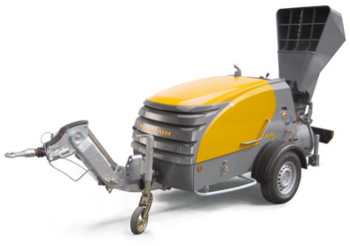 Żółto-szara maszyna Mixokret na przyczepce, widok z boku na białym tle.