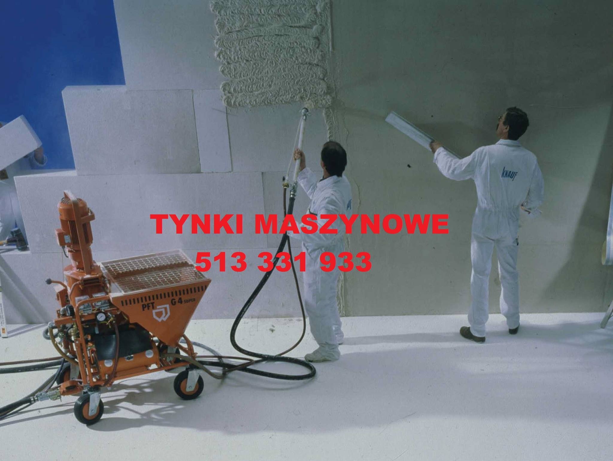 Praca z agregatem tynkarskim PFT G4 Super podczas nakładania tynku na ścianę, widoczny pracownik w kombinezonie Knauf wygładzający powierzchnię łatą.