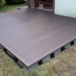 Taras z deski kompozytowej.