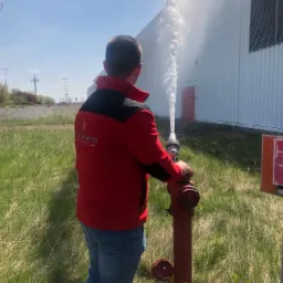 Przeglądy i konserwacja urządzeń bezpieczeństwa pożarowego.