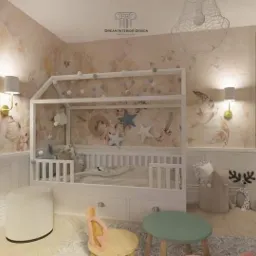 Pokój dziecięcy z łóżkiem w kształcie domku, pastelową tapetą w ptaki i samoloty, oraz małym stolikiem z krzesełkami w odcieniach różu i zieleni.