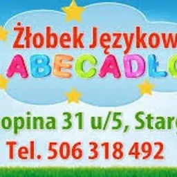 Szyld Żłobka Językowego ABECADŁO z adresem ul. Chopina 31 u/5 w Stargardzie i numerem telefonu 506 318 492, dekorowany tęczą, chmurkami i gwiazdkami.