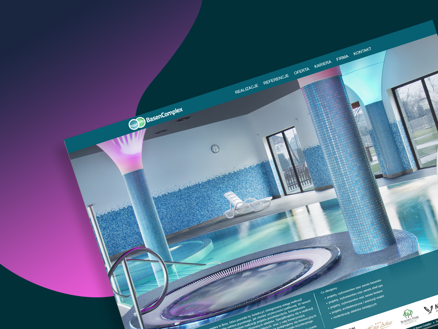 Zdjęcie strony internetowej prezentującej nowoczesne wnętrze basenu z mozaikowymi kolumnami, leżakiem i okrągłym jacuzzi, z widocznym logo firmy BasenComplex w górnym rogu.