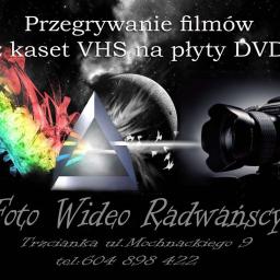 Foto Wideo Usługi - Spawanie Plastików - Grafika reklamowa firmy Foto Wideo Radwańscy z Trzcianki oferującej przegrywanie filmów z kaset VHS na płyty DVD, na czarnym tle grafika tęczy, pryzmatu, księżyca i profesjonalnego aparatu Hasselblad.