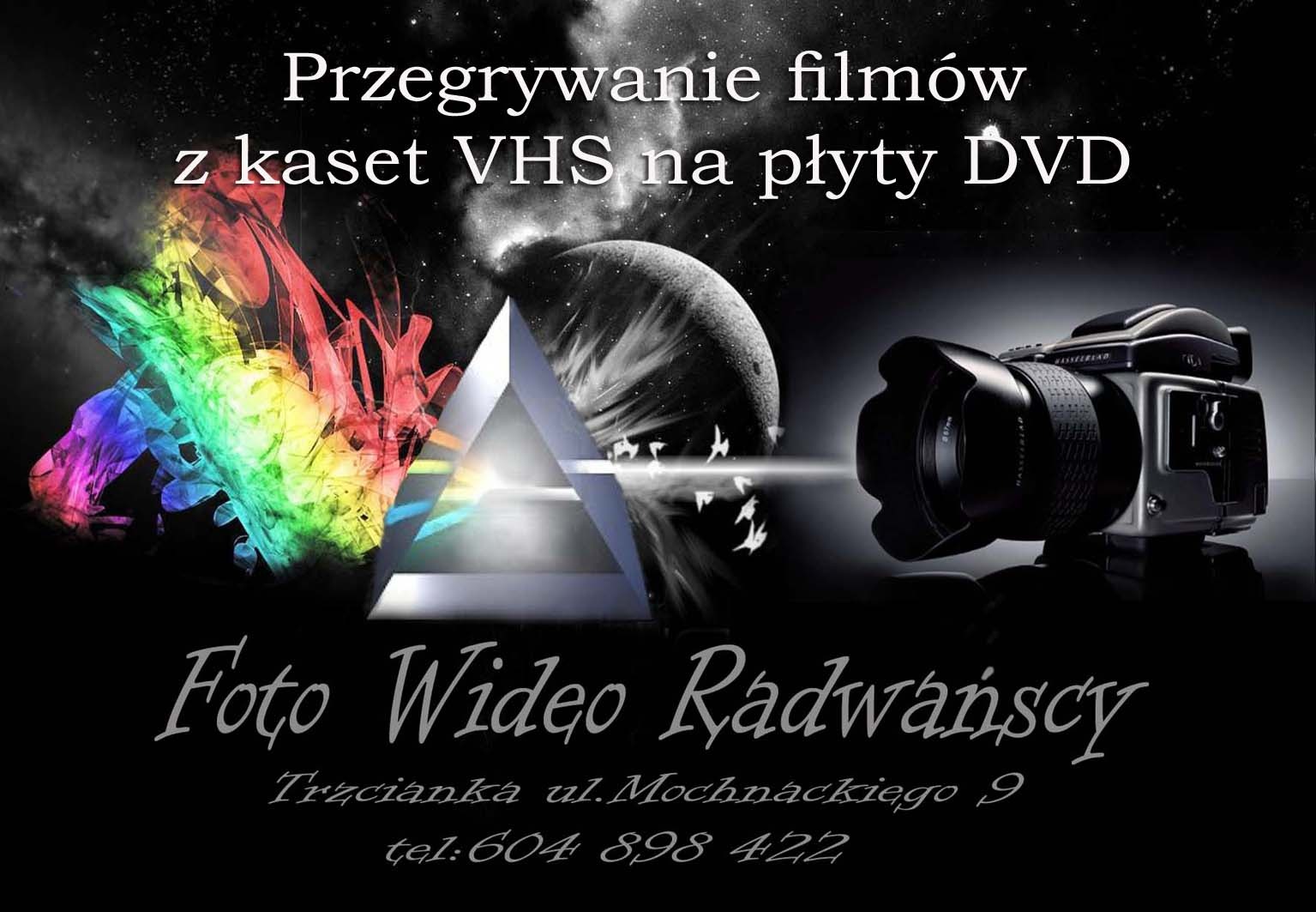 Grafika reklamowa firmy Foto Wideo Radwańscy z Trzcianki oferującej przegrywanie filmów z kaset VHS na płyty DVD, na czarnym tle grafika tęczy, pryzmatu, księżyca i profesjonalnego aparatu Hasselblad.