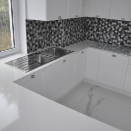 Białe blaty do kuchni z konglomeratu kwarcowego.