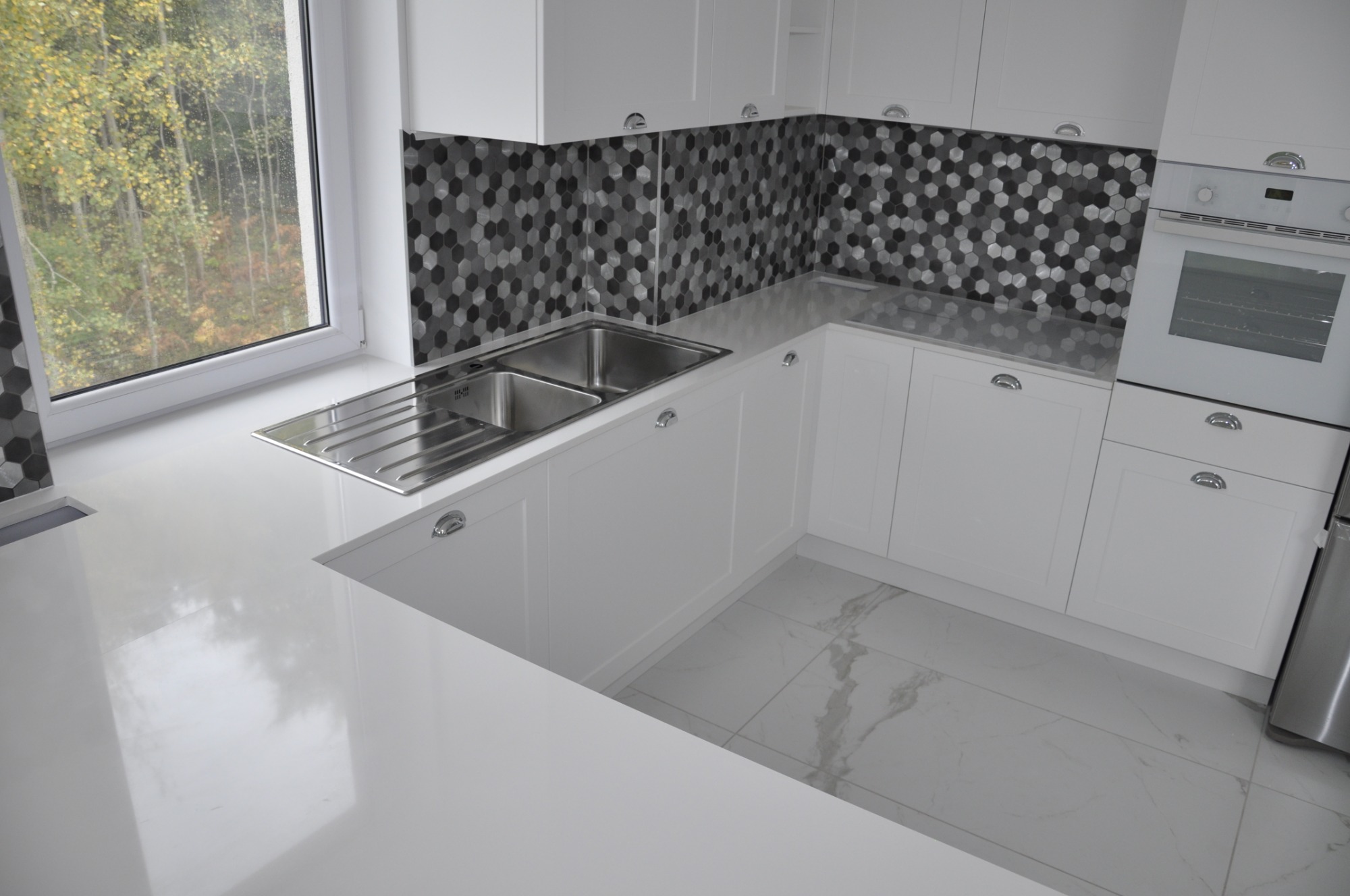 Białe blaty do kuchni z konglomeratu kwarcowego.