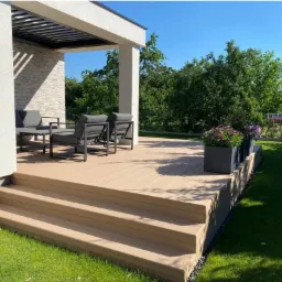 Taras wykonany z deski kompozytowej Hartika