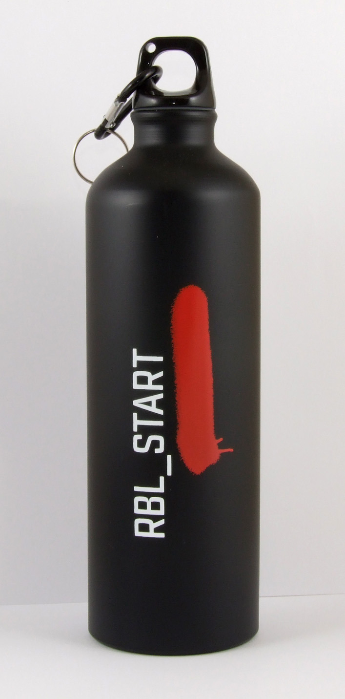 Czarna, matowa, metalowa butelka z karabińczykiem, z białym napisem 'RBL_START' i czerwonym, pionowym, nieregularnym nadrukiem przypominającym ślad farby w sprayu.