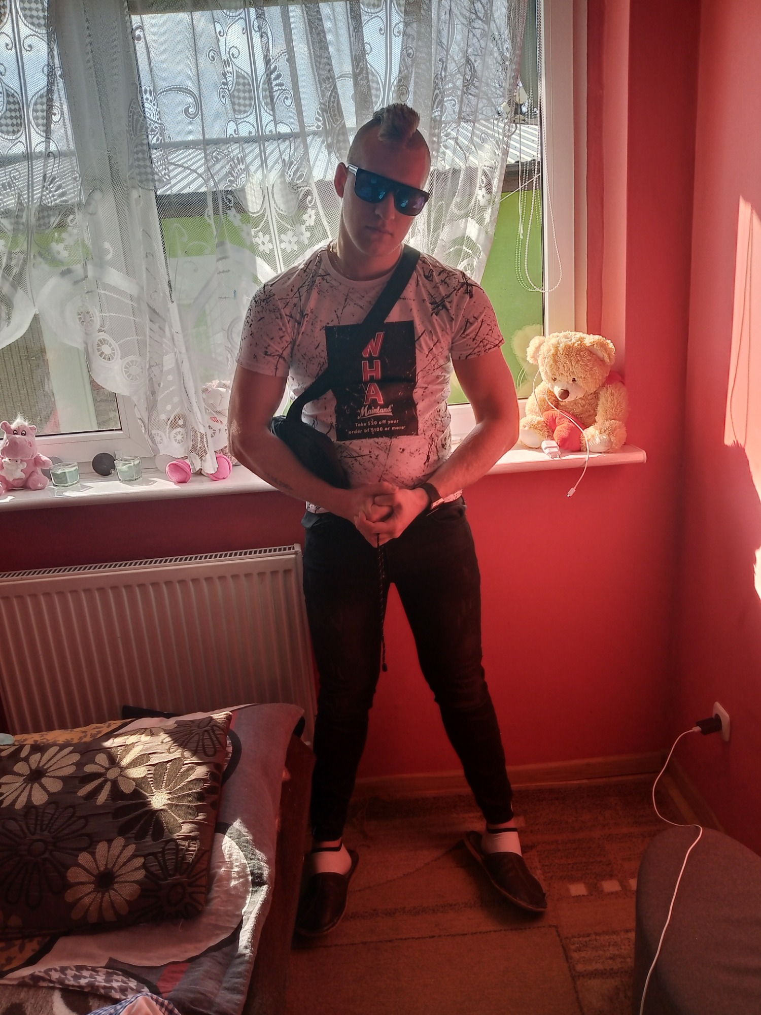 Młody pracowity zaradny chłopak