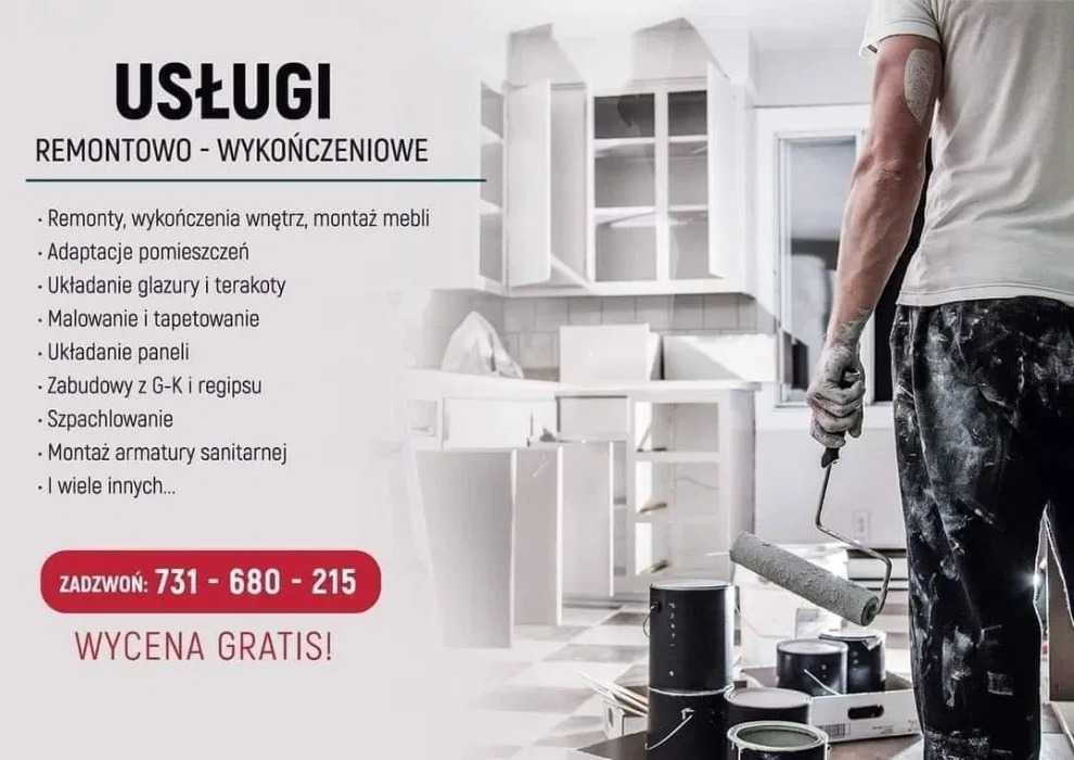 Malarz trzymający wałek malarski, w tle częściowo pomalowane białe szafki kuchenne, puszki z farbą na podłodze, plamy farby na ubraniu malarza.