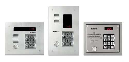 Trzy panele domofonowe z klawiaturą numeryczną, wykonane ze szczotkowanej stali, z wyświetlaczami LED prezentującymi numery, na białym tle.