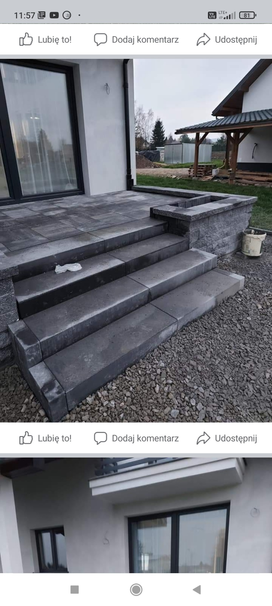 Schody i taras z szarej kostki brukowej prowadzące do nowoczesnego domu z dużym oknem, widoczny fragment ogrodu i wiadro.