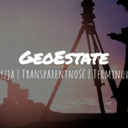 Sylwetka osoby pracującej z niwelatorem na tle zachodzącego słońca z logotypem firmy GEOESTATE i hasłem: Precyzja | Transparentność | Terminowość, w tle zarys koparek.