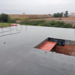 Pielęgnowany wodą strop niedługo po ułożeniu betonu.