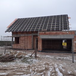 Prace dekarskie w toku.