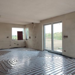 Marcin Grabowski - Instalacja ogrzewania podłogowego przed wylaniem jastrychu.