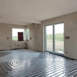 Instalacja ogrzewania podłogowego przed wylaniem jastrychu.