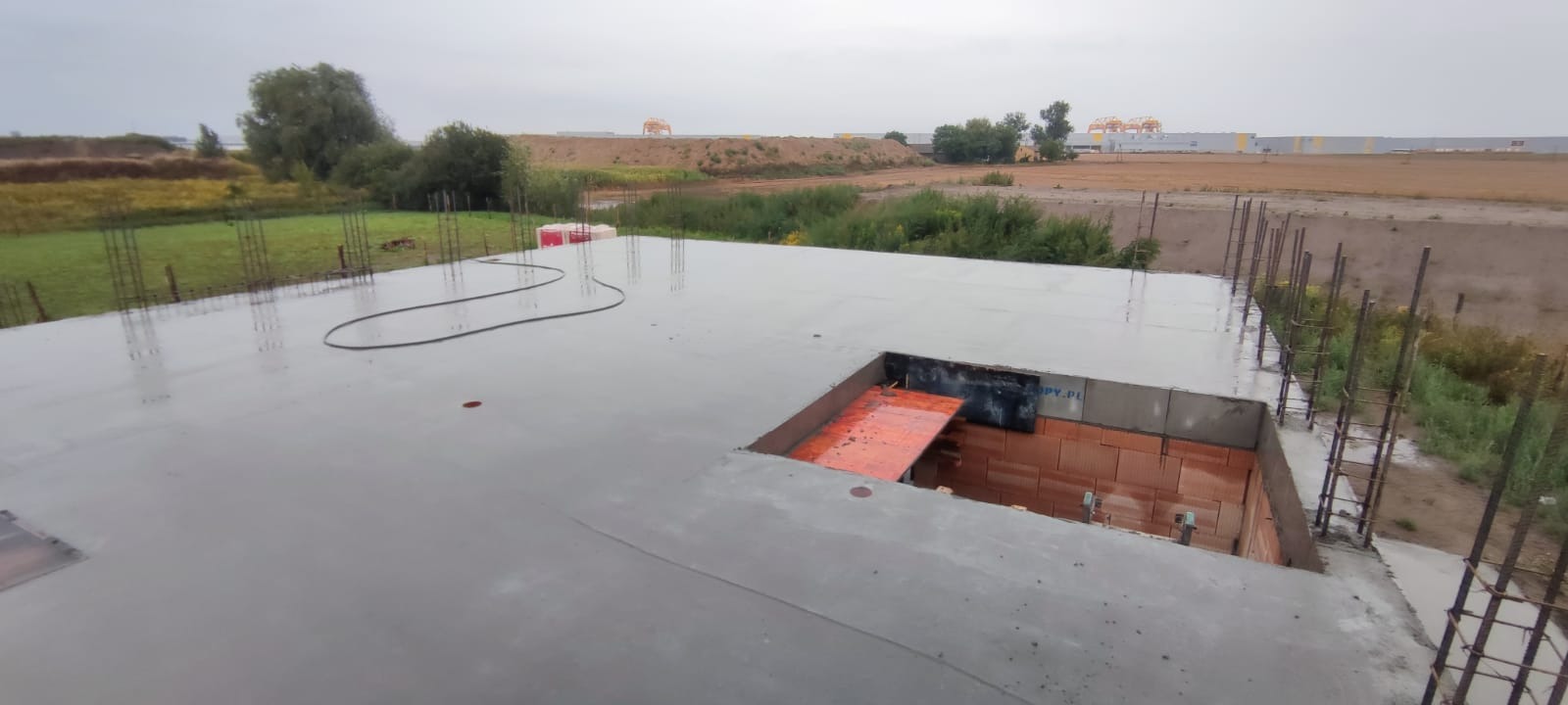 Pielęgnowany wodą strop niedługo po ułożeniu betonu.