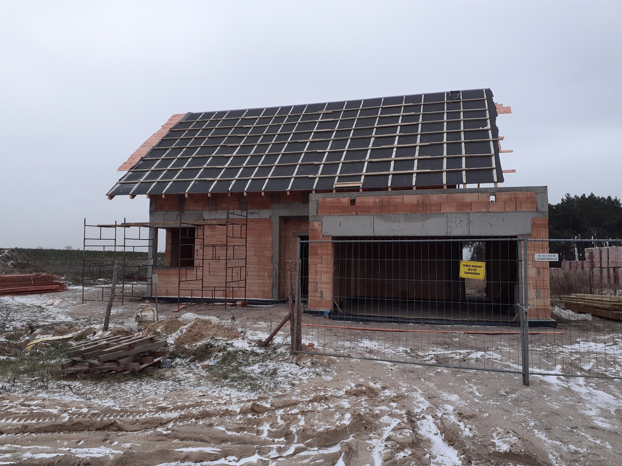 Prace dekarskie w toku.