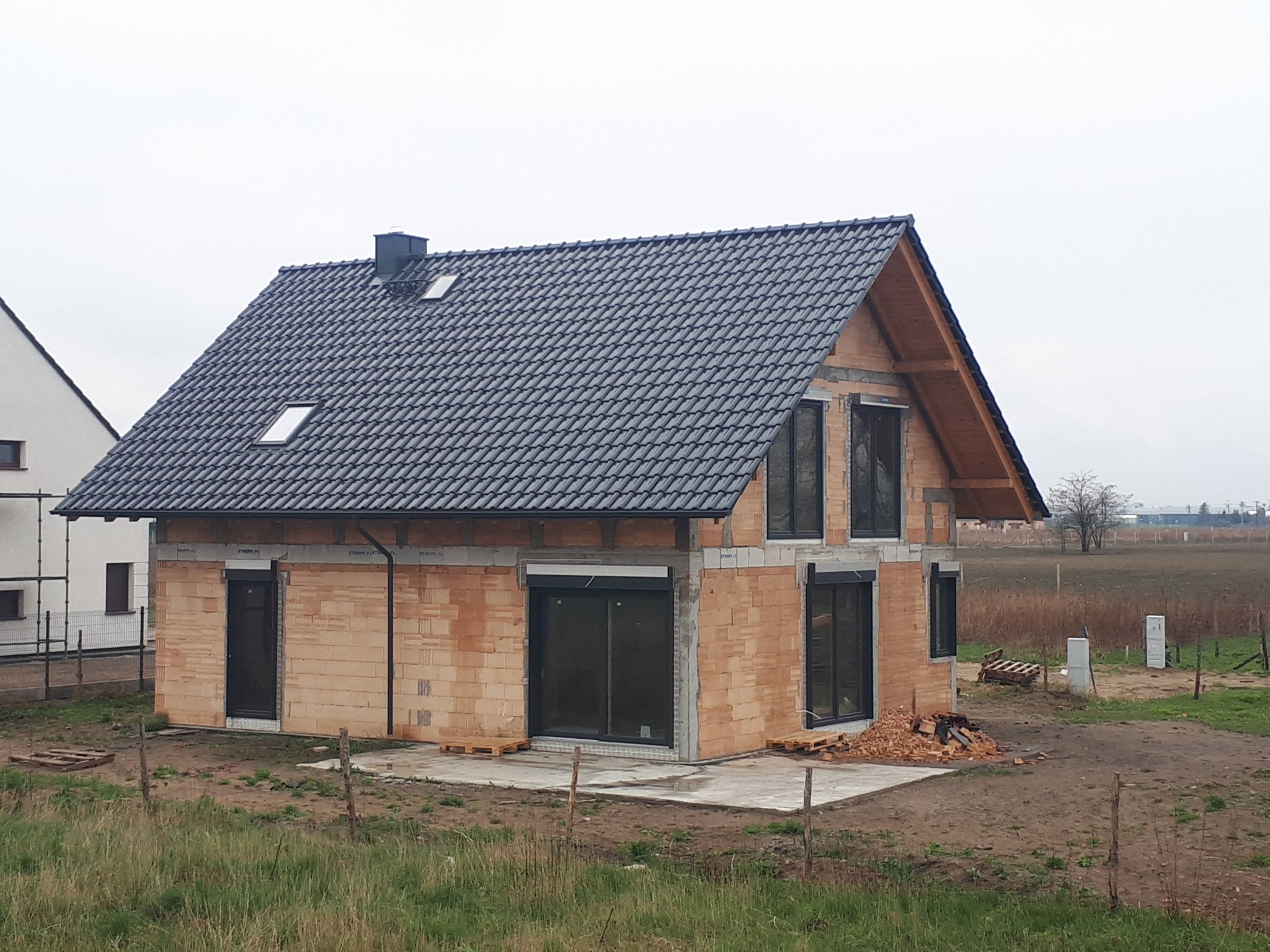 Stan surowy zamknięty.