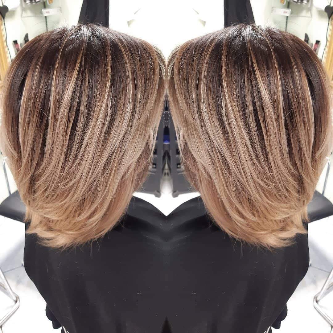 Strzyżenie bob z koloryzacją sombre, widok z tyłu, włosy brązowe u nasady przechodzące w blond na końcach, delikatne cieniowanie.