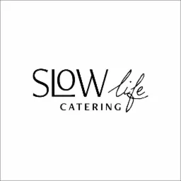 Logo firmy cateringowej Slow Life z napisem 'SLOW life CATERING' w czcionce bezszeryfowej i kursywie, umieszczone centralnie na białym tle.