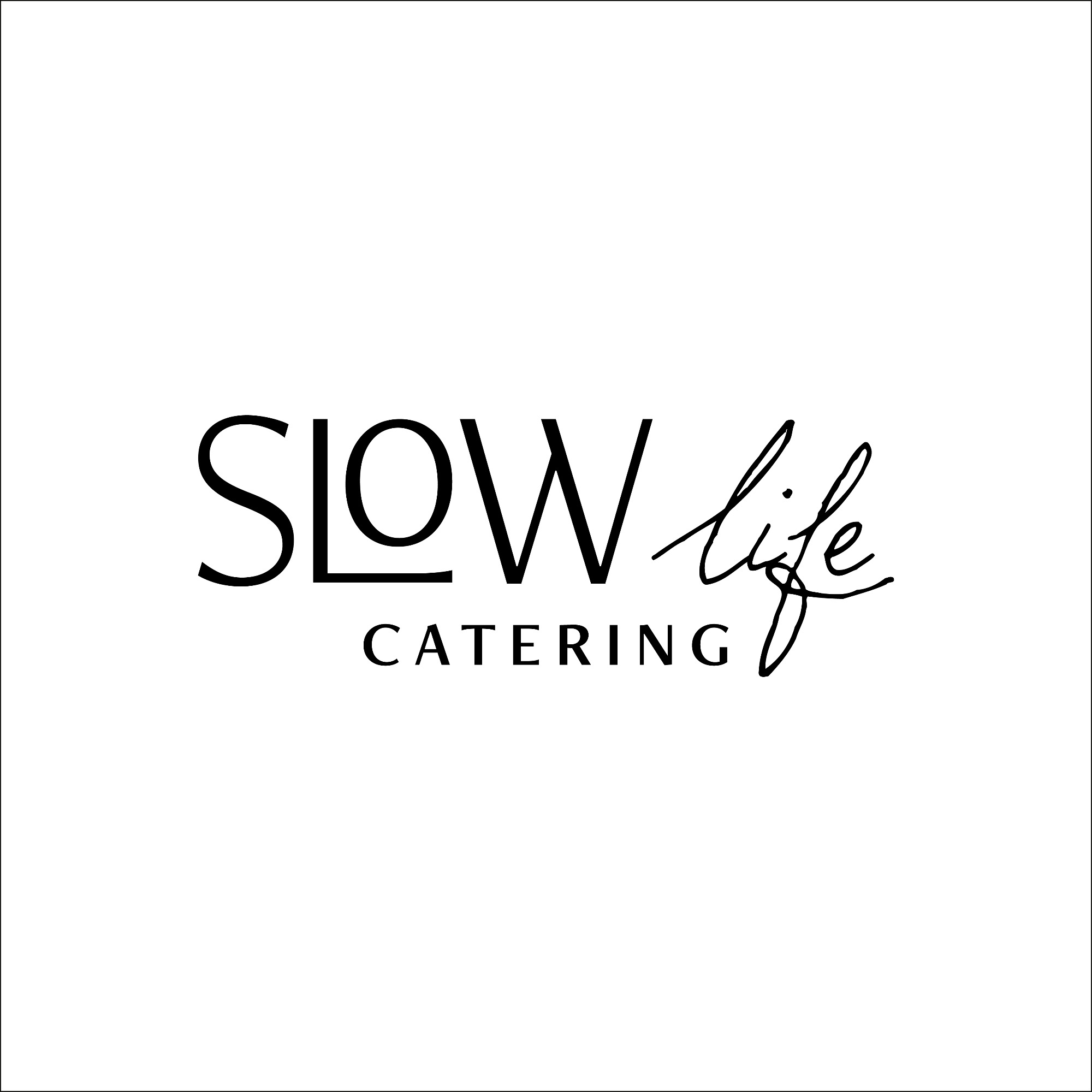 Logo firmy cateringowej Slow Life z napisem 'SLOW life CATERING' w czcionce bezszeryfowej i kursywie, umieszczone centralnie na białym tle.