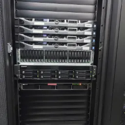 montaż i konfiguracja serwerów, macierzy oraz urządzeń sieciowych