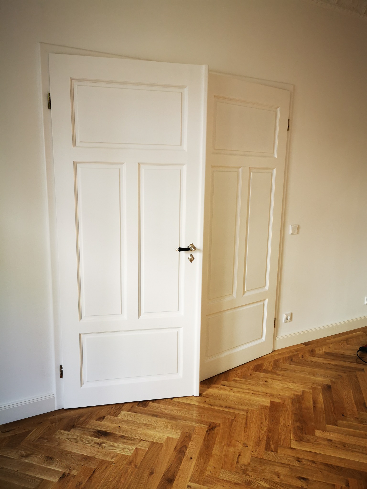 Parkiet i wbudowanie drzwi w całym mieszkaniu. Frankfurt am Main