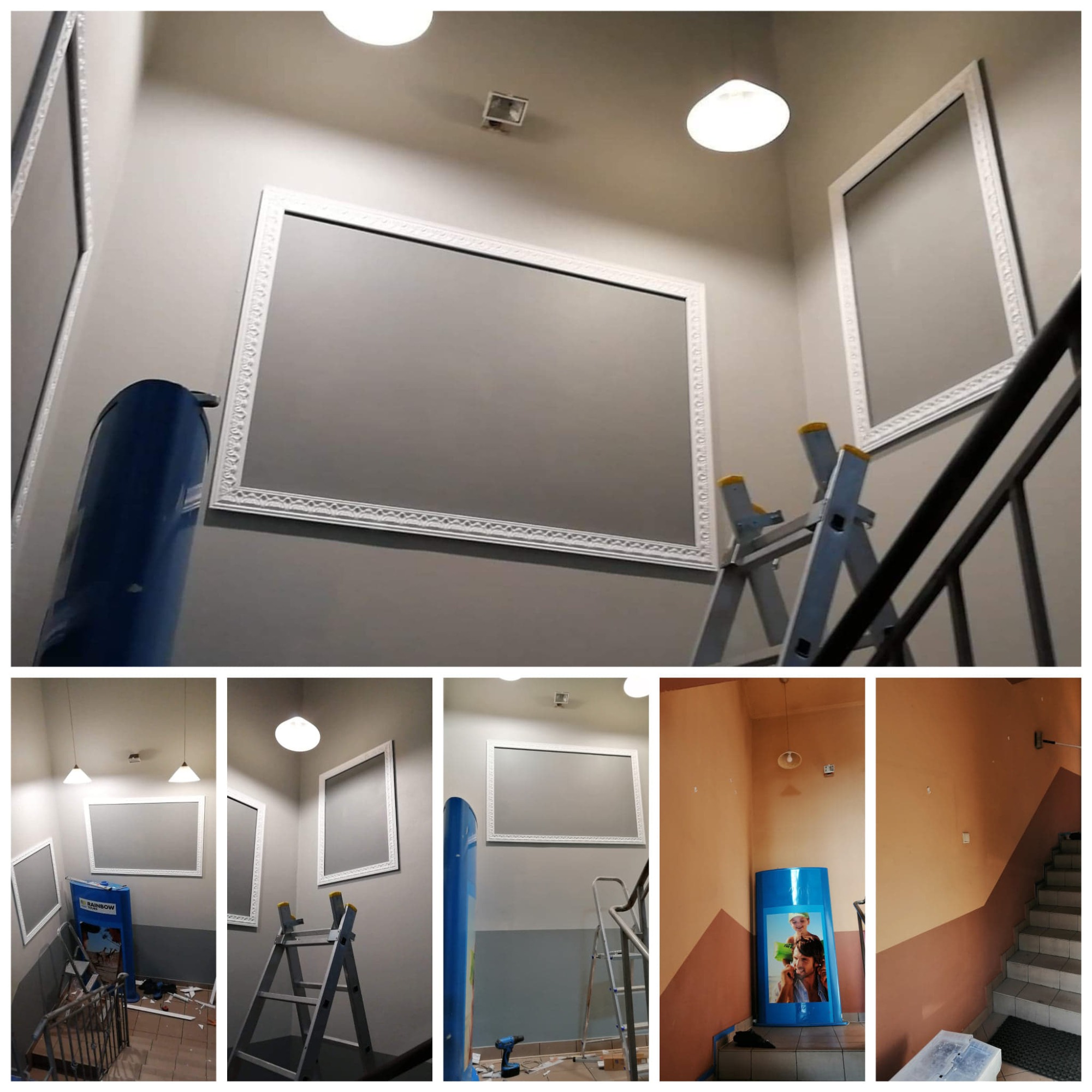 Klatka schodowa w trakcie przygotowań do prac wykończeniowych: ściany z zamontowanymi dekoracyjnymi ramami, drabina oparta o ścianę, niebieski pojemnik z reklamą, widoczne ślady po wcześniejszych...