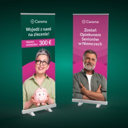 XO MEDIA SPÓŁKA Z OGRANICZONĄ ODPOWIEDZIALNOŚCIĄ - Dwa roll-upy reklamowe Carema na ciemnozielonym tle. Jeden z uśmiechniętą kobietą z świnką skarbonką, drugi z mężczyzną z założonymi rękami, promujące wyjazd na zlecenie i opiekę nad seniorami...