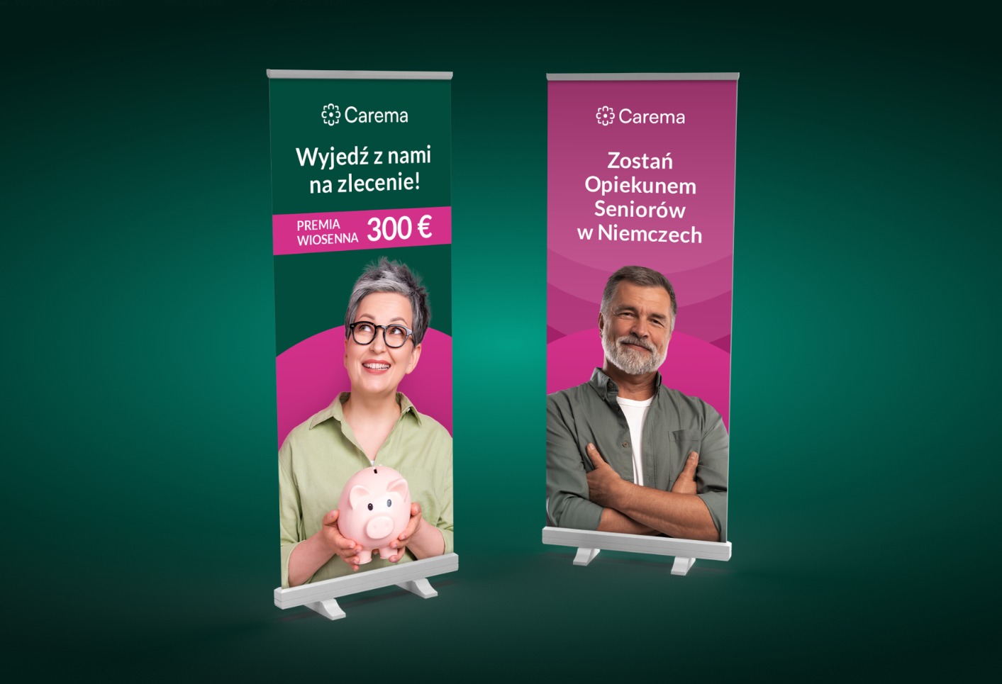Dwa roll-upy reklamowe Carema na ciemnozielonym tle. Jeden z uśmiechniętą kobietą z świnką skarbonką, drugi z mężczyzną z założonymi rękami, promujące wyjazd na zlecenie i opiekę nad seniorami...