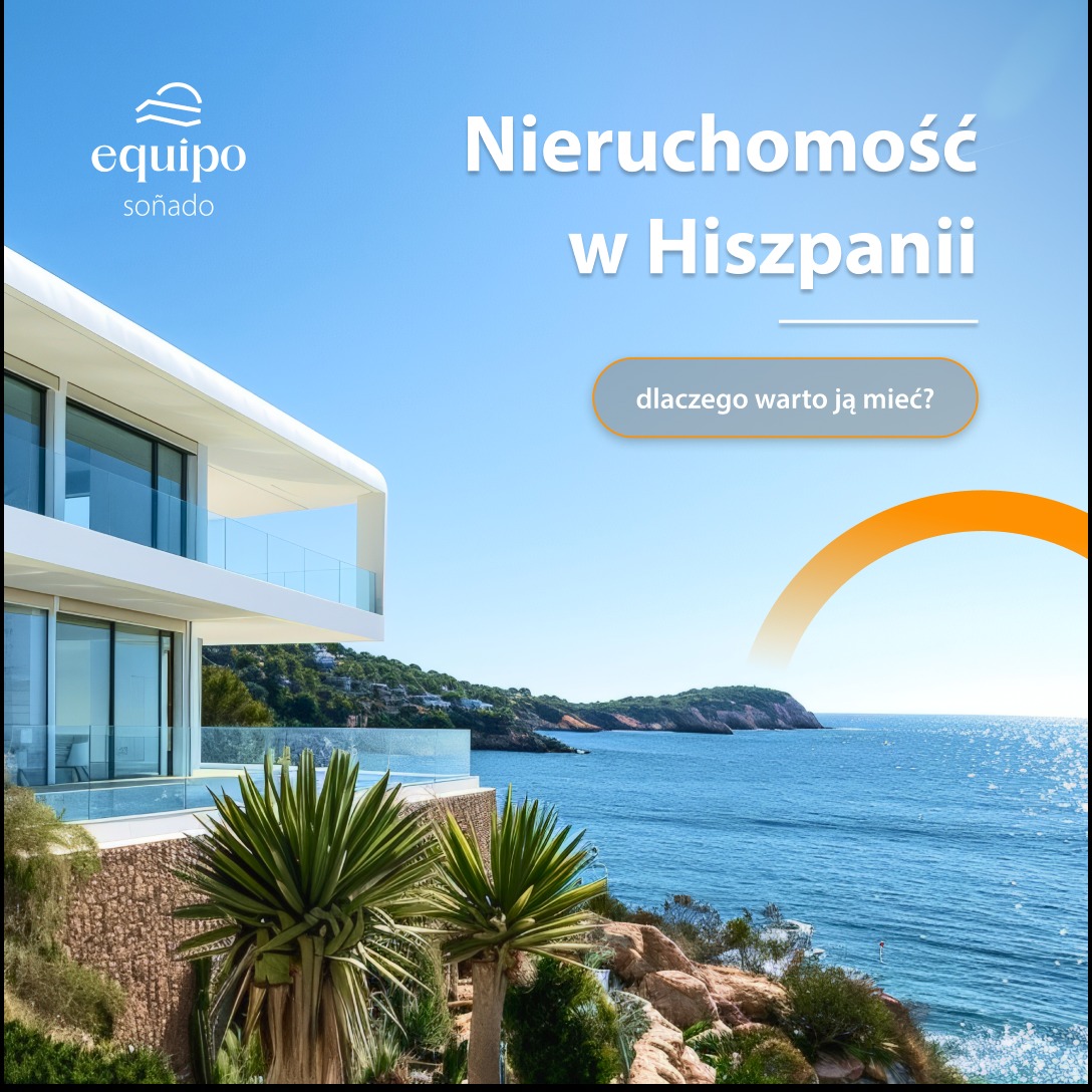 Nowoczesna, biała willa z szklanymi balustradami na tle błękitnego morza i nieba w Hiszpanii, z palmami na pierwszym planie i tekstem reklamowym na górze.